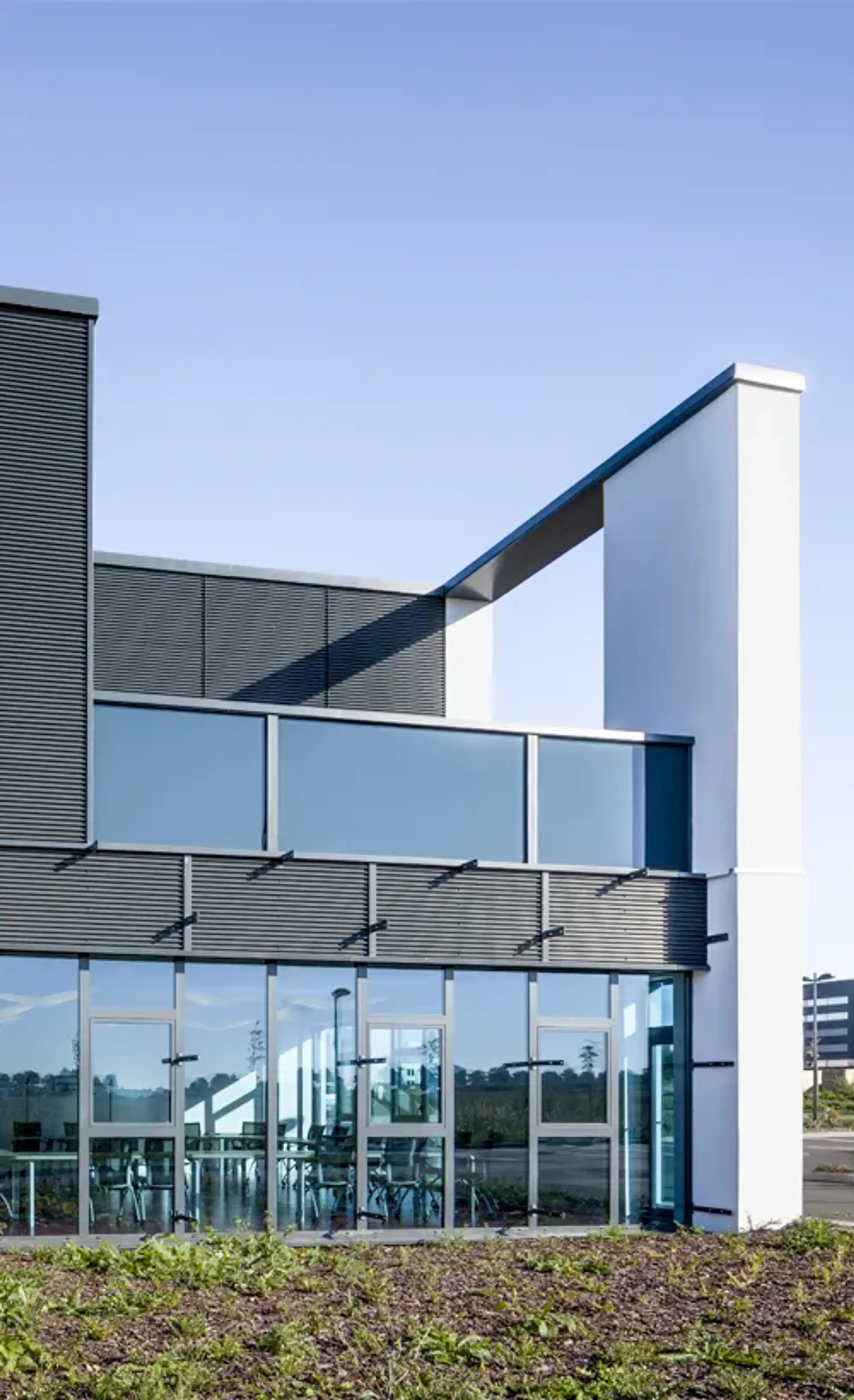 Façade verre et acier centre gestion du Calvados